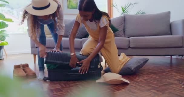 Urlaub Koffer Und Frauen Die Mit Hilfe Einem Wohnzimmer Für — Stockvideo