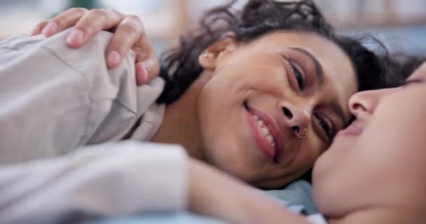 Dragoste Cuplu Lgbt Zâmbește Îmbrățișează Ochi Fericiți Pentru Dragoste Conexiune — Videoclip de stoc