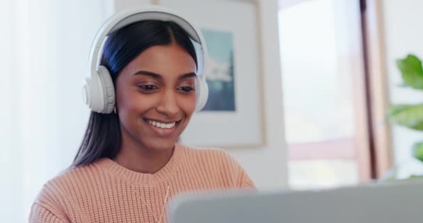 Musik Headphone Dan Laptop Dengan Wanita Santai Rumah Dengan Podcast — Stok Video