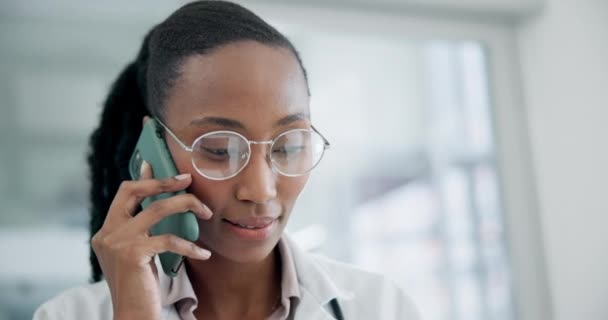 Médico Mujer Negra Comunicación Telefónica Con Tableta Hospital Para Obtener — Vídeo de stock