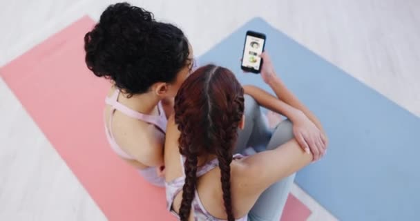 Fitness Telefone Mulheres Nas Mídias Sociais Para Relaxar Após Treinamento — Vídeo de Stock