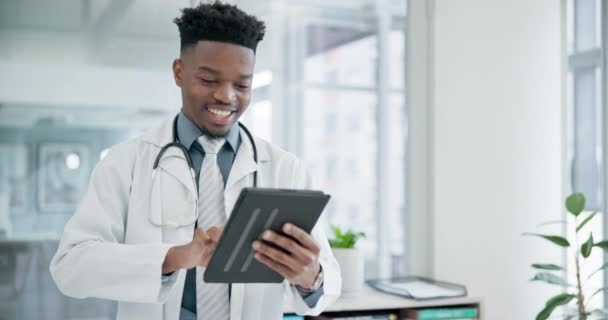 Cuidado Salud Tableta Hombre Negro Médico Hospital Para Investigación Innovación — Vídeo de stock