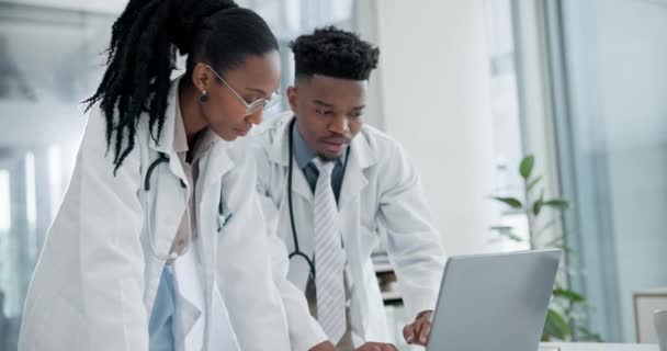 笔记本电脑 合作伙伴和医生团队正在医院的一个办公室讨论诊断治疗计划 医疗保健 谈话和在诊所从事计算机研究的非洲医务工作者 — 图库视频影像