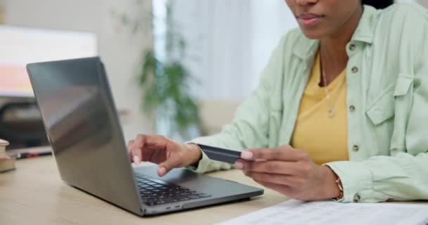 Ruce Notebook Kreditní Karty Žena Line Nakupování Psaní Informací Platby — Stock video