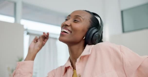 Słuchawki Tańce Młoda Kobieta Muzyką Radiem Lub Playlistą Salonie Domu — Wideo stockowe