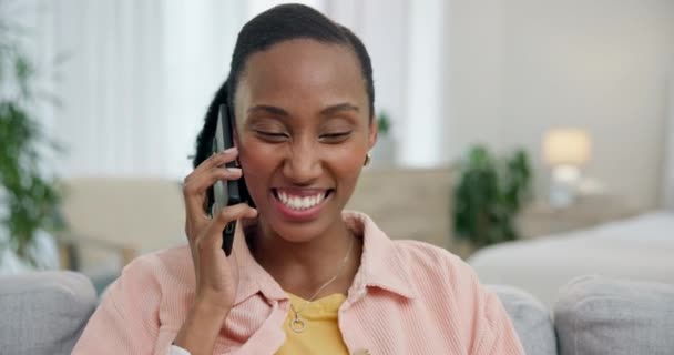 会話やリラックスのために家のリビングルームのソファーで電話 幸せで黒人の女性 モバイル コンタクト 笑顔の若者が週末に彼女の現代アパートでチャット — ストック動画