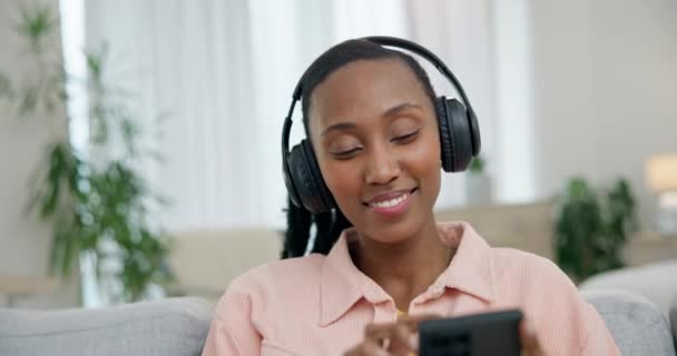 Écouteurs Téléphone Jeune Femme Sur Canapé Détendre Danser Écouter Musique — Video