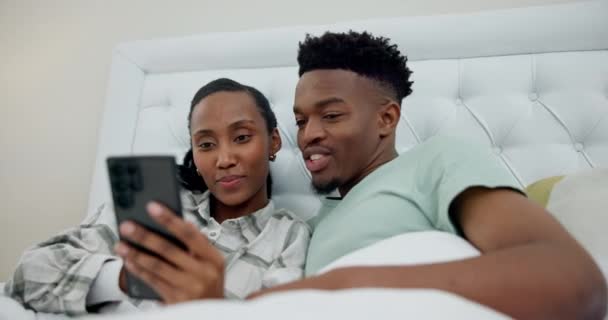 在社交媒体 移动应用或互联网上的电话浏览中 这对情侣可以轻松地睡在床上 也可以睡在床上 爱情和年轻的非洲男人和女人在家里的卧室里一起用手机上网 — 图库视频影像