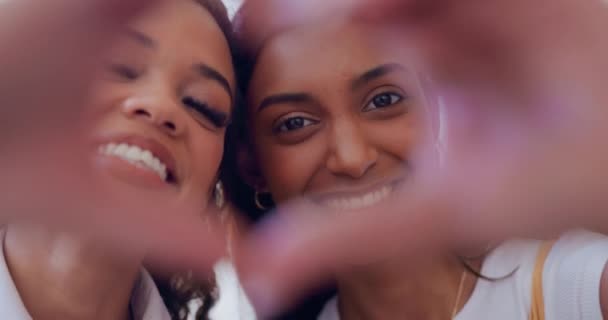 Wanita Selfie Dan Tangan Hati Dengan Wajah Senyum Dan Bahagia — Stok Video