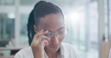 Kadın, iş yerinde hata ya da stresten ya da kafa karışıklığı, hata ya da bilim araştırmalarında ya da laboratuardaki projede sorun yaşamaktan yorgun ve yorgun düşmüştür. Gözlüklü Afrikalı, bilim adamı ve okuma raporu veya kriz kaygısı.