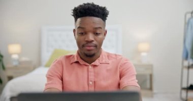 Evden uzak çalışma, gülümseme ve dizüstü bilgisayarı olan siyah bir adam, bir projeyle daktilo ve bağlantı. Bir bilgisayar, web sitesi bilgisi ve fikirleri ve dijital planlaması olan araştırma ile serbest yazar ya da çalışan.