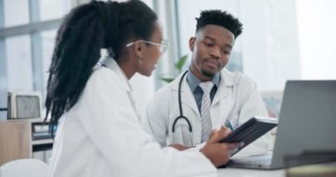 Tablet, tartışma ve tanı tedavi planı için hastanedeki bir ofiste çalışan doktorlar. Sağlık, sohbet ve klinikte dijital teknoloji üzerine araştırma yapan Afrikalı tıp çalışanları.