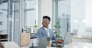 Bilgisayarda, tartışmada ve iş adamlarında araştırma yaparken. Happy, sohbet ve profesyonel Afrikalı avukatlar bilgisayarla hukuki bir dava planlıyorlar.