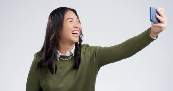 Посмішка Хвиля Жінка Відеодзвінок Телефоном Спілкування Білому Тлі Щасливий Зустріч — стокове відео