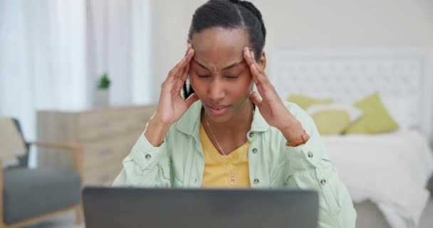 一个有工作压力和焦虑的黑人妇女的疼痛 头痛和远程工作 在有脑雾和偏头痛的办公桌前 有在线项目截止日期的家庭 倦怠和疲倦的女性 — 图库视频影像