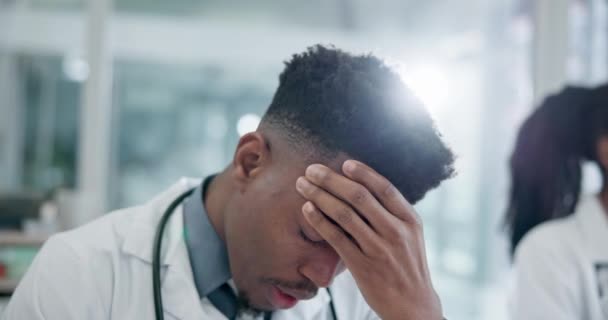 Zwarte Man Dokter Moe Van Hoofdpijn Burn Out Het Ziekenhuis — Stockvideo