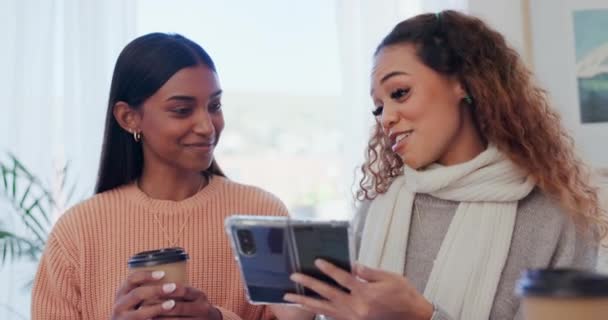 Жінки Розслабляються Разом Телефонують Посміхаються Вдома Повідомлень Соціальних Мереж Пам — стокове відео