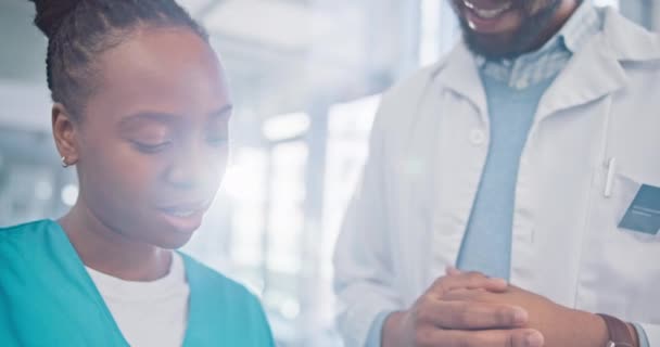 Hablar Salud Los Médicos Africanos Con Ayuda Cardiología Consejos Enfermería — Vídeos de Stock