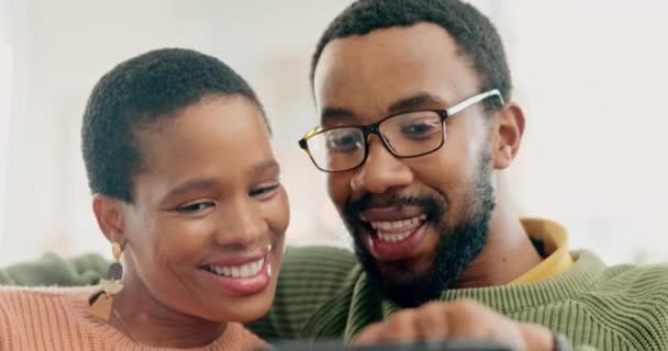 ハッピー アフリカのカップルがソファーに座って リビングルームで一緒に抱擁し リラックスします 自宅でソーシャルメディア ミーム インターネットのためのスマートフォンの愛 健全な関係と男女 — ストック動画