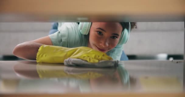 ハウスキーピング バクテリアのためのリビングルームに女性とクリーニング プロダクトおよび細菌の予防のための家のきれいな拭くテーブルが付いている安全 健康および塵 — ストック動画