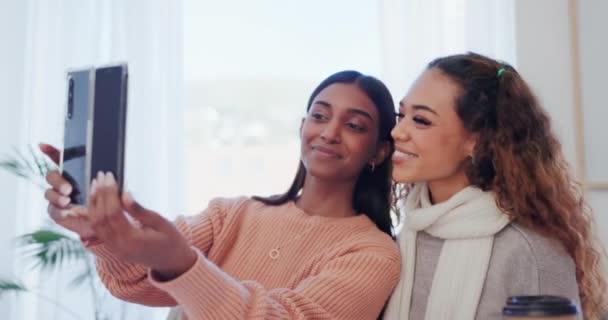 Las Mujeres Relajan Juntas Selfies Felices Casa Para Publicar Las — Vídeos de Stock