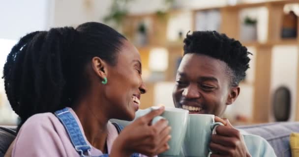 Kawa Tosty Szczęśliwa Czarna Para Kanapie Salonie Herbata Uśmiech Lub — Wideo stockowe