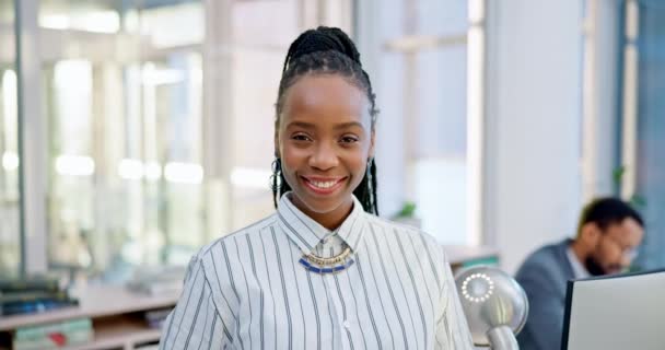 Riendo Mujer Negra Retrato Para Los Negocios Una Oficina Con — Vídeos de Stock