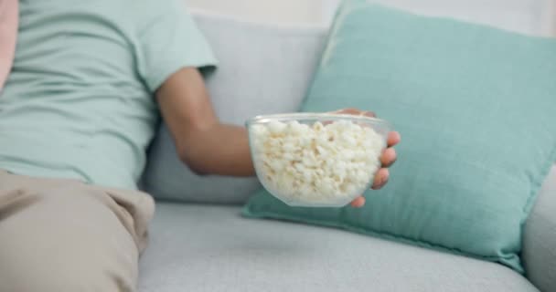 Koppla Popcorn Och Lyckliga Par Soffan Tittar Show Och Romantik — Stockvideo