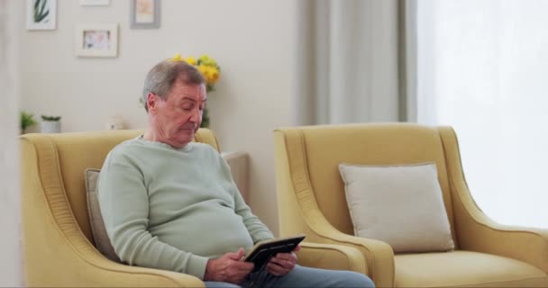 Zuhause Denkend Und Alter Mann Mit Tablet Verbindung Und Ruhestand — Stockvideo