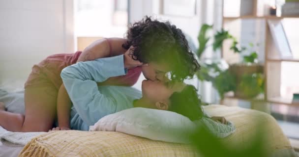 Kärlek Sovrum Och Lesbiska Par Kyss Leende Och Gen Homosexuella — Stockvideo