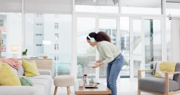 音乐和舞蹈与妇女在客厅为细菌 卫生和卫生的家务活 流媒体 收音机和播客 家里有清洁剂和耳机 可以放松 自由和微笑 — 图库视频影像