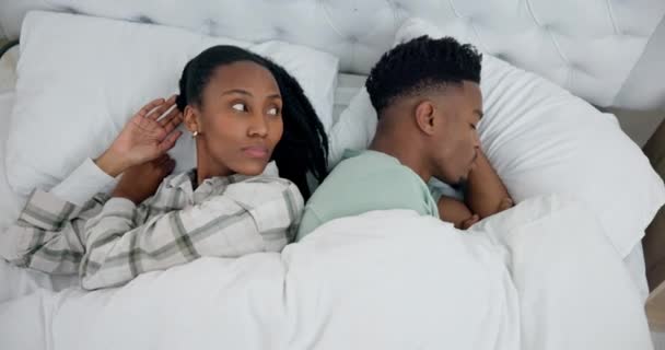 混乱した黒人のカップルは 意見の相違または離婚の上のベッドで戦います 議論中のアフリカ人男性と女性のトップビュー 無視または不正行為と寝室での毒性の関係 — ストック動画