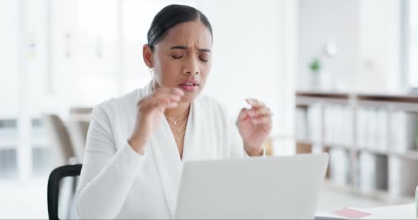 商界女性 笔记本电脑和办公室失误 建议和截止日期焦虑的压力和失误 企业家 计算机和失败404故障 连接问题和沮丧的脸 — 图库视频影像