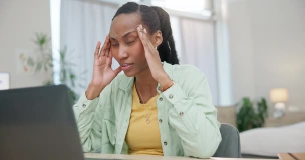 Portátil Dolor Cabeza Trabajo Remoto Una Mujer Negra Con Estrés — Vídeo de stock