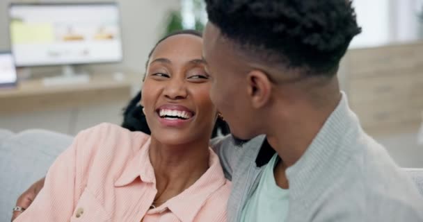 Ζευγάρι Μαύροι Άνθρωποι Και Γέλιο Αγκαλιά Στο Σπίτι Για Την — Αρχείο Βίντεο