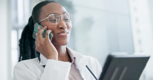 Dokter Vrouw Lach Met Tablet Telefoongesprek Advies Voor Telegezondheidszorg Advies — Stockvideo