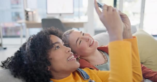 Teman Wanita Selfie Dan Sofa Ruang Tamu Rumah Dengan Senyum — Stok Video