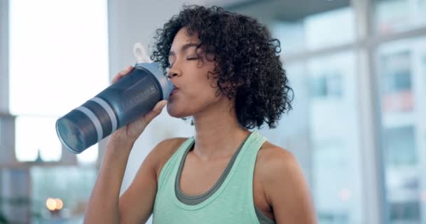 Mulher Casa Bebida Garrafa Água Para Fitness Energia Recuperação Pausa — Vídeo de Stock