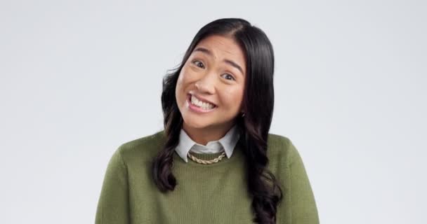 Komik Komik Komik Yüz Ifadesi Olan Asyalı Bir Kadının Mutlu — Stok video