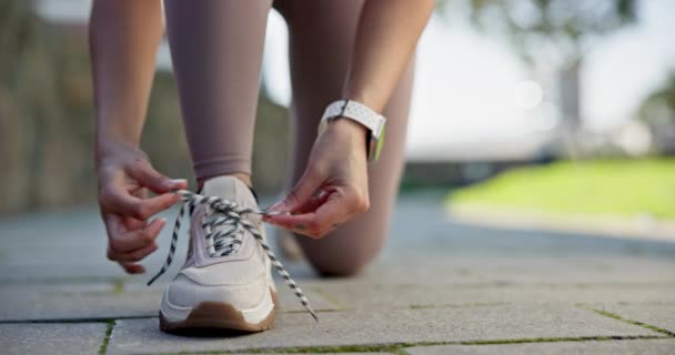 Fitness Sapatos Mãos Mulher Com Laço Uma Estrada Para Correr — Vídeo de Stock