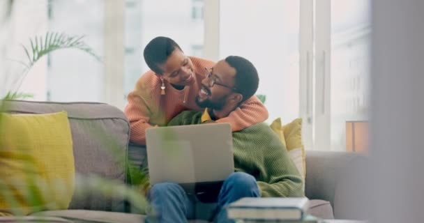 Embrassez Détendez Vous Couple Noir Avec Ordinateur Portable Mariage Connexion — Video