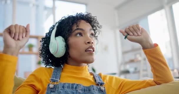 Música Relajarse Bailar Con Mujer Sofá Para Transmisión Feliz Energía — Vídeos de Stock