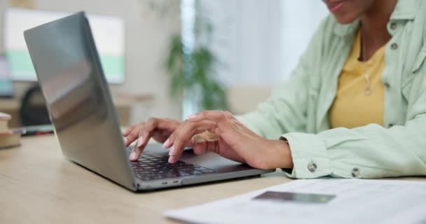 Compras Online Laptop Finanças Com Mãos Pessoa Para Pagamento Digital — Vídeo de Stock