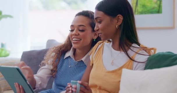 Mulheres Juntas Tablet Conversando Sofá Lendo Bebendo Com Café Chá — Vídeo de Stock