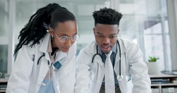 有网络研究和规划的医院或诊所的医生 计算机谈话和黑人 与医疗界的团队合作 协作和制药咨询 并参与工作讨论 — 图库视频影像