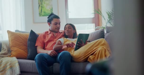 Çift Tablet Oturma Odasındaki Kanepede Rahatlayın Online Alışveriş Komik Filmler — Stok video