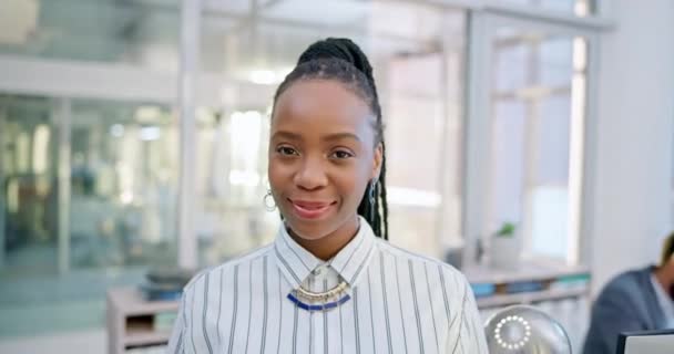 Mujer Negra Riendo Retrato Para Los Negocios Una Oficina Con — Vídeos de Stock