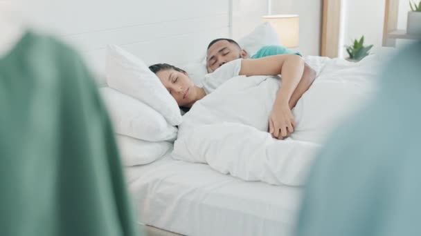 Ліжко Тримаючись Руки Або Розслабляючись Спить Втомлюється Або Натирається Разом — стокове відео