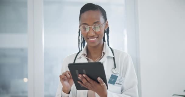 Médico Tablet Saúde Feliz Serviços Hospitalares Clínicos Gerenciamento Software Gráficos — Vídeo de Stock
