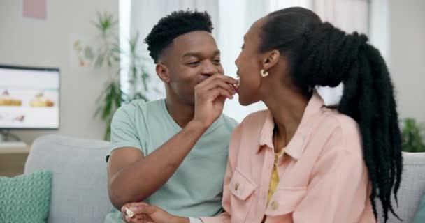 Couple Noir Sur Canapé Avec Pop Corn Romance Sourire Date — Video